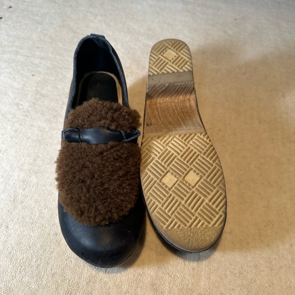 Unique chocolate brown clog with cute shearling detail. Size 38 - Picture 3 of 5